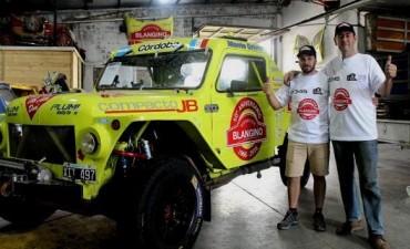 El argentino José Blangino corre con un Rastrojero