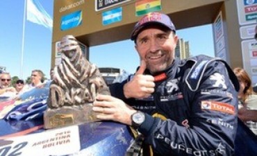 Stephane Peterhansel lideró el triplete de Peugeot este miércoles acompañado por el español Carlos Sainz y el francés Sebastien Loeb