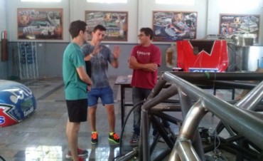 Juan Martín Bruno visitó el taller del UR Racing en Tandil
