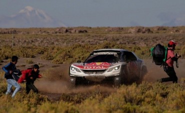 Peterhansel chocó con una moto, ganó la etapa y es líder