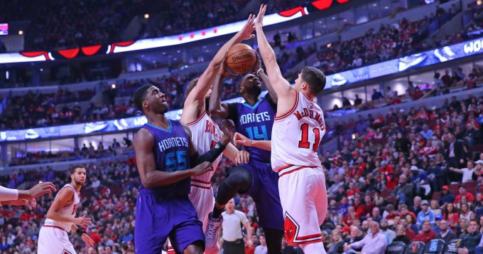 Butler guía a los Bulls en el triunfo sobre los Hornets