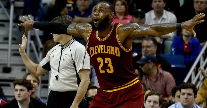 Lebron consiguió un triple doble pero los Cleveland siguen en caída