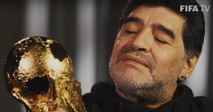 Maradona se reencontró con la Copa del Mundo: 