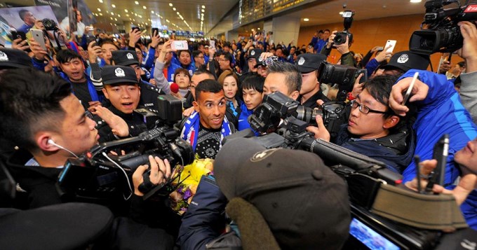 Tevez llegó a China y fue recibido por una multitud