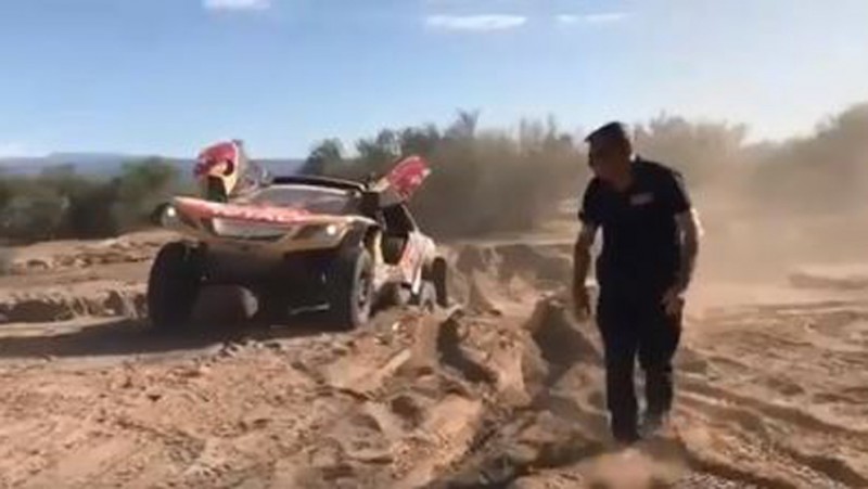 Peterhansel sufre un accidente y Sainz acaricia el Dakar