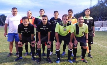 Árbitros de Saladillo recién recibidos dirigieron partido amistoso