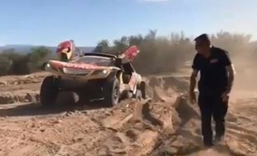 Peterhansel sufre un accidente y Sainz acaricia el Dakar
