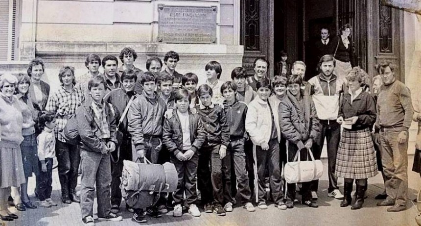 Hoy: equipo de basquet del club Huracán de los años 80
