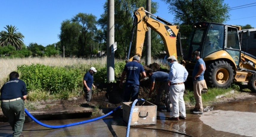 SALOMÓN OBSERVÓ LA REPARACIÓN DE LA ROTURA DE UN CAÑO MAESTRO EN BOZÁN Y VIALE