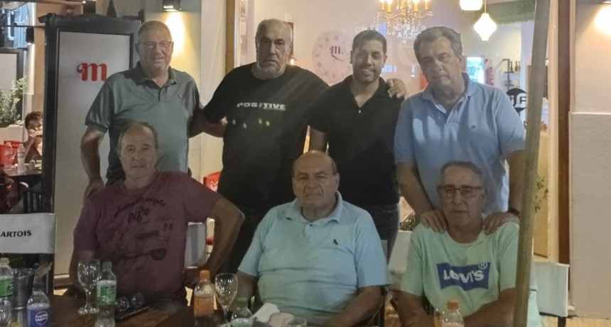 Tirando Paredes: El programa radial organizó una “Mesa de debates” con amigos desde el Bar Moreno 