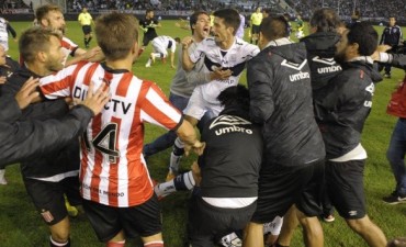Pi&ntilde;as y patadas en la cara entre los jugadores de Estudiantes y Gimnasia 