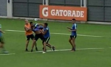 Escándalo en Boca: Juan Manuel Insaurralde y Jonathan Silva, a las piñas en la práctica