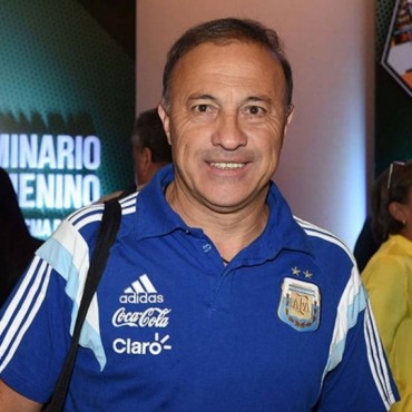 El Vasco Olarticoechea viaja a China para dictar clínica de fútbol