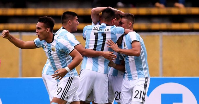 Argentina ganó con lo justo y sigue con chance mundialista