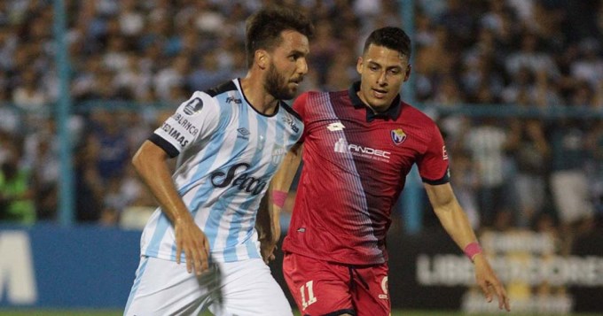 El Decano tuvo problemas con el vuelo y casi no juega la revancha