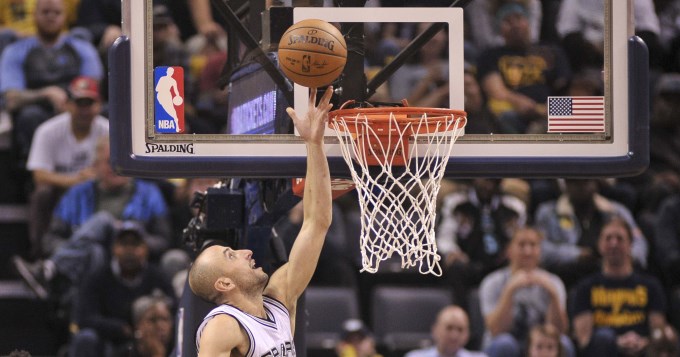 Los buenos aportes de Brussino y Ginóbili no evitaron las caídas de Dallas y San Antonio