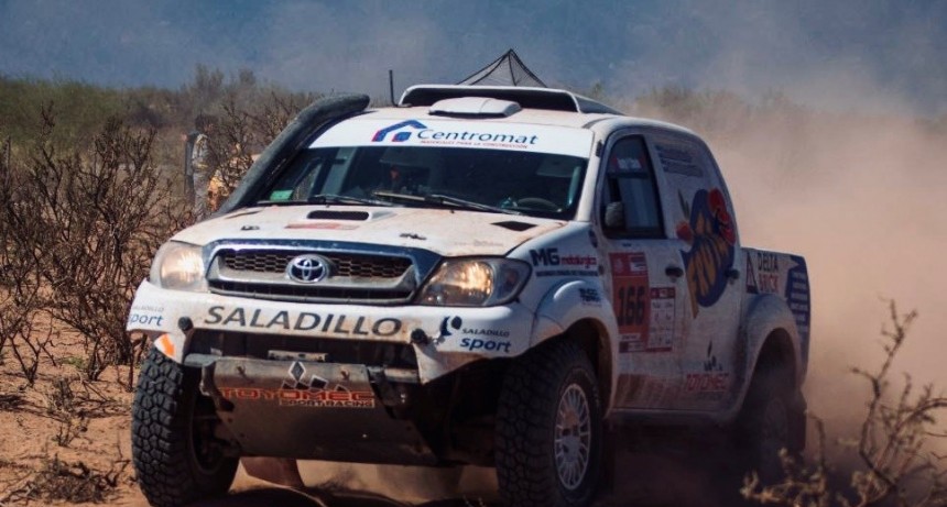 Tras pasar la noche en pleno desierto, la camioneta del Saladillo Sport continúa en el SARR 2022