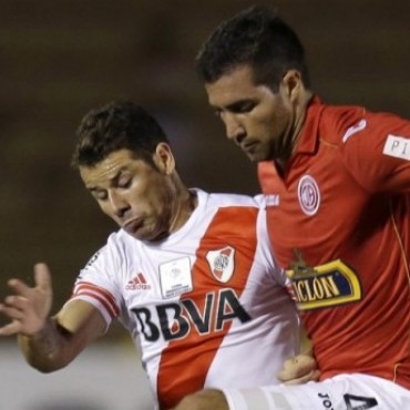 Sobre el c&eacute;sped sint&eacute;tico, River igual&oacute; con Juan Aurich en Per&uacute;