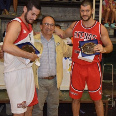 Salomón entregó placas a basquetbolistas