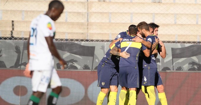 Con muy poco, Boca ganó bien y sigue solo en la punta