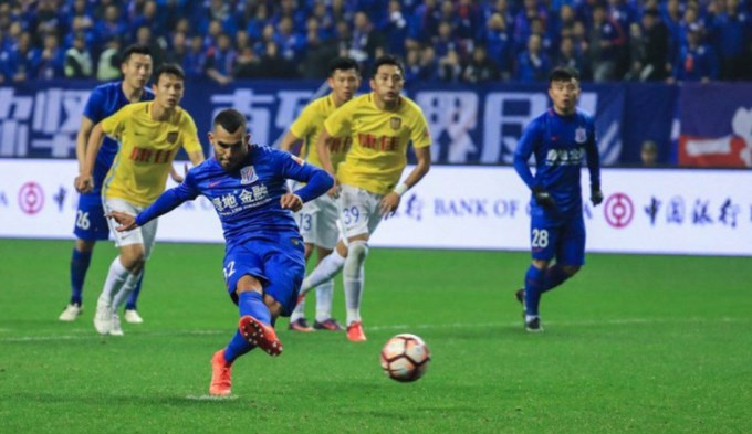 Tevez debutó con un gol y el Shangai goleó