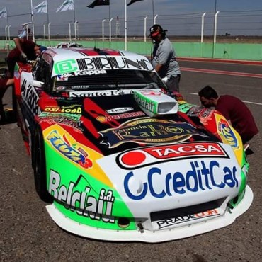 Un toque paró el motor de la Dodge de Bruno y no pudo continuar