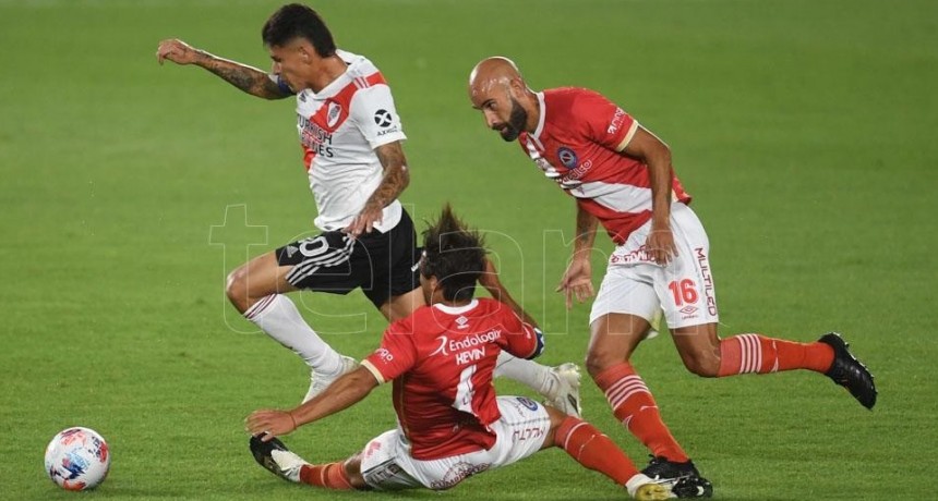 Argentinos le ganó a River sobre el final del partido