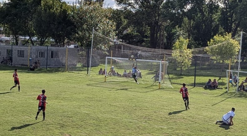 Fútbol: Argentino, Apeadero arrancaron goleando en el Torneo de Primera División