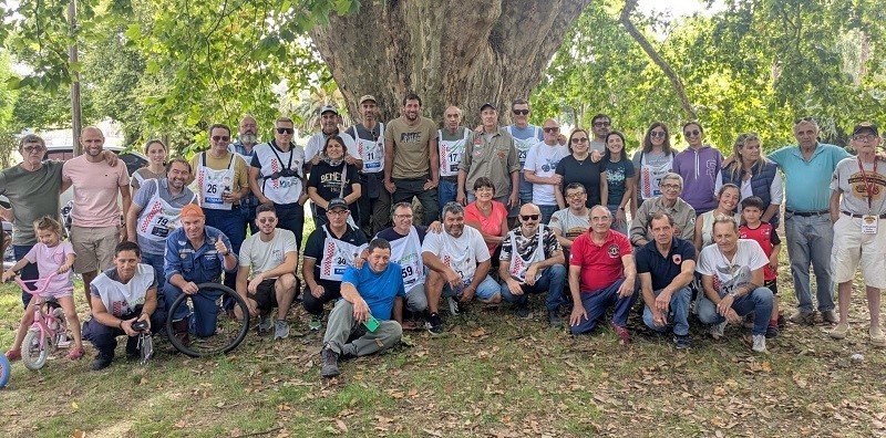 Las motos cl&aacute;sicas volvieron a rodar: Exitosa convocatoria en la traves&iacute;a por "Las Tres Capillas"