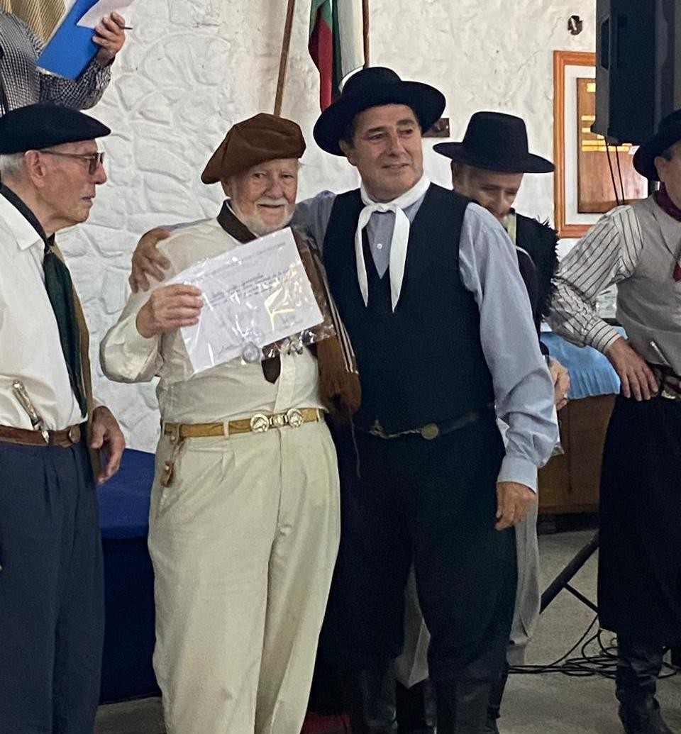 Vecino de Toledo: Rub&eacute;n Garaventa recibi&oacute; un reconocimiento por la Asociaci&oacute;n de Escritores Tradicionalistas