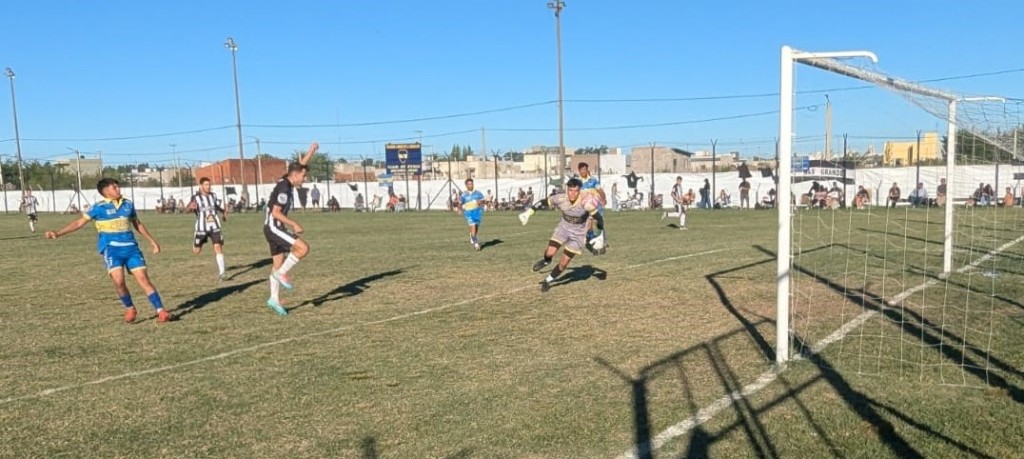 F&uacute;tbol: Con la Victoria de Comercio ante Urso se complet&oacute; la primera fecha del Apertura 2026