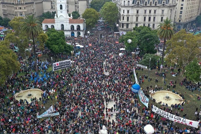 Multitudinario acto en Plaza de Mayo a 50 a&ntilde;os del golpe militar