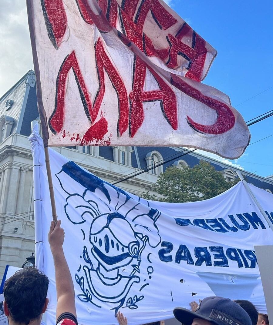 EL DEPORTE UNIDO POR LA MEMORIA: HINCHAS DE ESTUDIANTES Y GIMNASIA MOVILIZARON JUNTOS EN LA PLATA