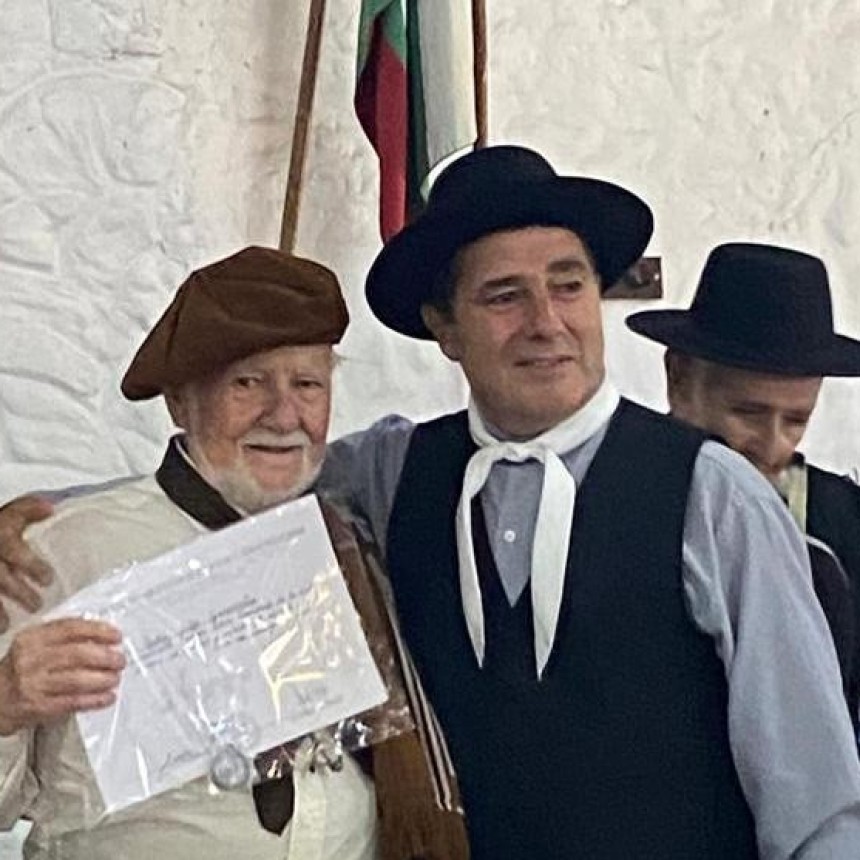 Vecino de Toledo: Rub&eacute;n Garaventa recibi&oacute; un reconocimiento por la Asociaci&oacute;n de Escritores Tradicionalistas