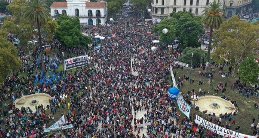 Multitudinario acto en Plaza de Mayo a 50 a&ntilde;os del golpe militar