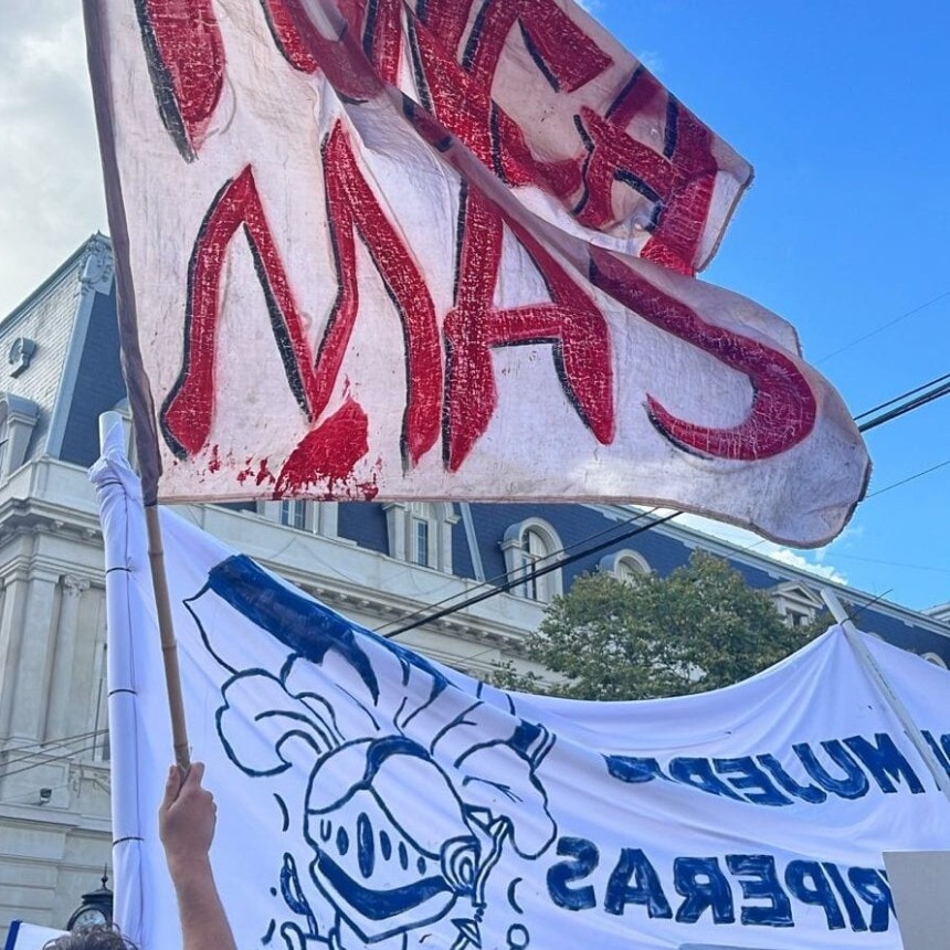 EL DEPORTE UNIDO POR LA MEMORIA: HINCHAS DE ESTUDIANTES Y GIMNASIA MOVILIZARON JUNTOS EN LA PLATA