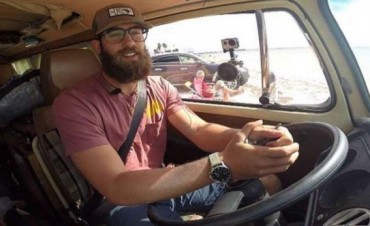 Multimillonario del b&eacute;isbol vive en su camioneta Volskwagen Westfalia del 78