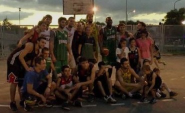 Marcos Del&iacute;a participo de un evento de B&aacute;squet callejero de la Liga Nacional