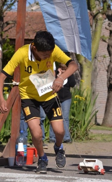 Jugar como en los viejos tiempos: tradicional carrera de autitos a piolín que bate récords