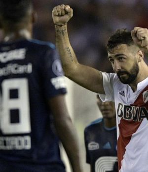 Sin despeinarse, River liquidó a Emelec y subió a la cima del grupo