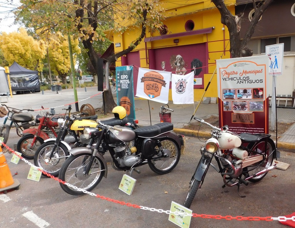 Club de Motos Antiguas presente en la Fiesta de la Galleta de Piso 