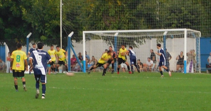F&uacute;tbol: Con un pol&eacute;mico arbitraje Argentino le gan&oacute; a Oro Verde