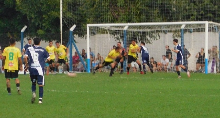 F&uacute;tbol: Con un pol&eacute;mico arbitraje Argentino le gan&oacute; a Oro Verde