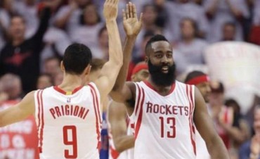 Con varios minutos de Prigioni, los Rockets ganaron ante los Clippers y siguen con vida