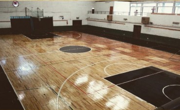 Club Comercio de Alvear con piso de parquet 