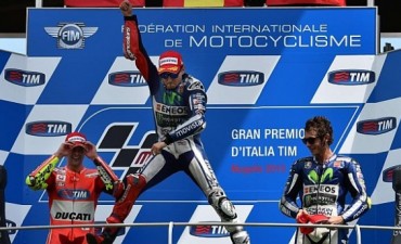 Lorenzo arrasa y Rossi sigue liderando el campeonato