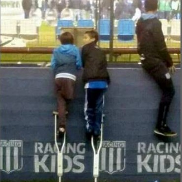 Un ejemplo de superación: así juega al fútbol el niño que compartió su muleta en Racing