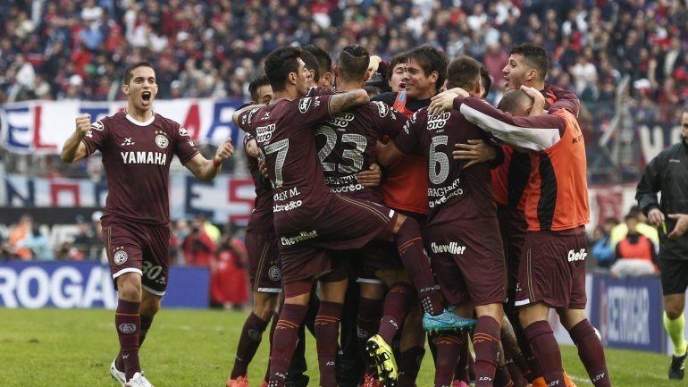 Banfield, cada vez m&aacute;s lejos... Lan&uacute;s logr&oacute; su cuarto t&iacute;tulo