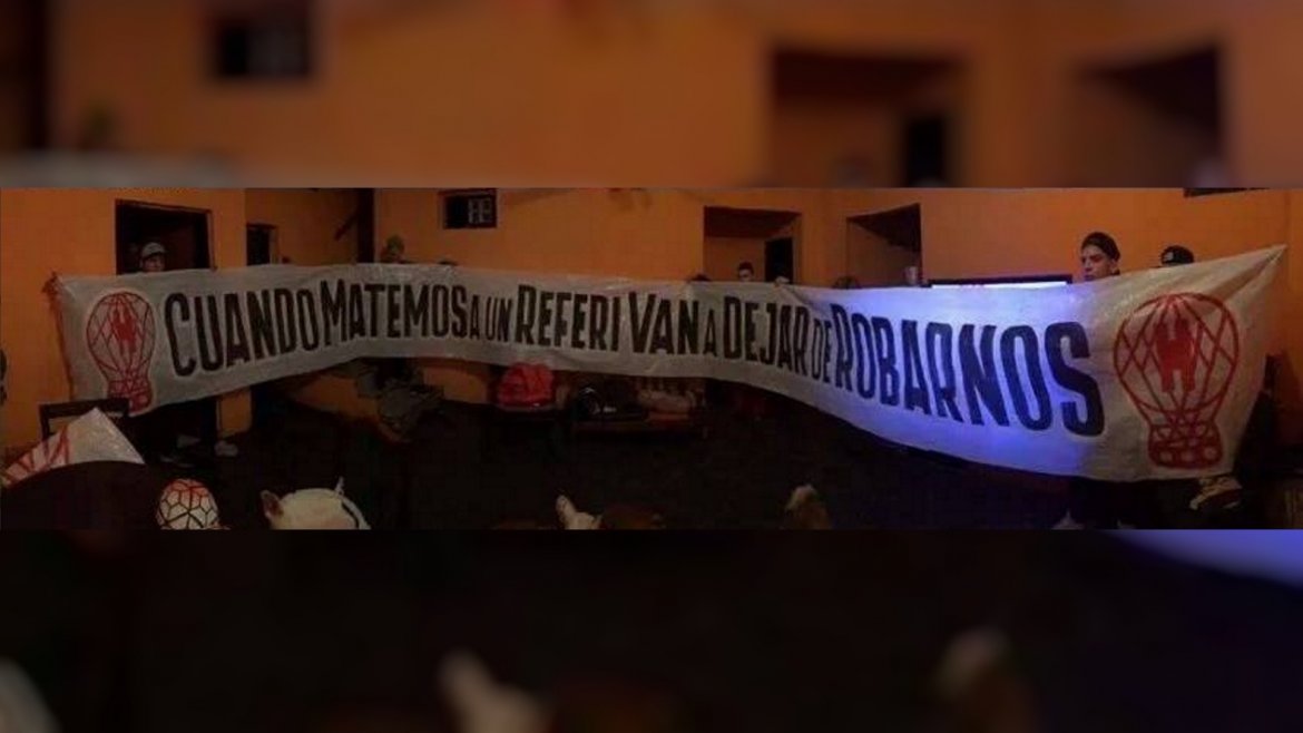 La intimidatoria bandera de la Barra de Hurac&aacute;n que interrumpi&oacute; el partido y la televisi&oacute;n no mostr&oacute;