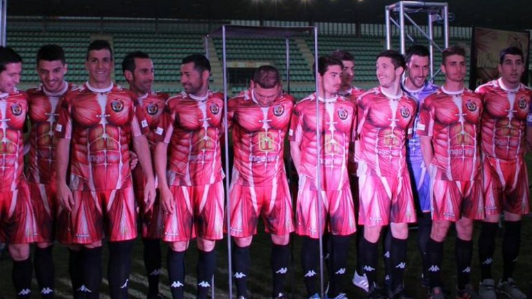 P&eacute;simo gusto: la ex&oacute;tica camiseta que lanz&oacute; el Palencia, un equipo del ascenso espa&ntilde;ol